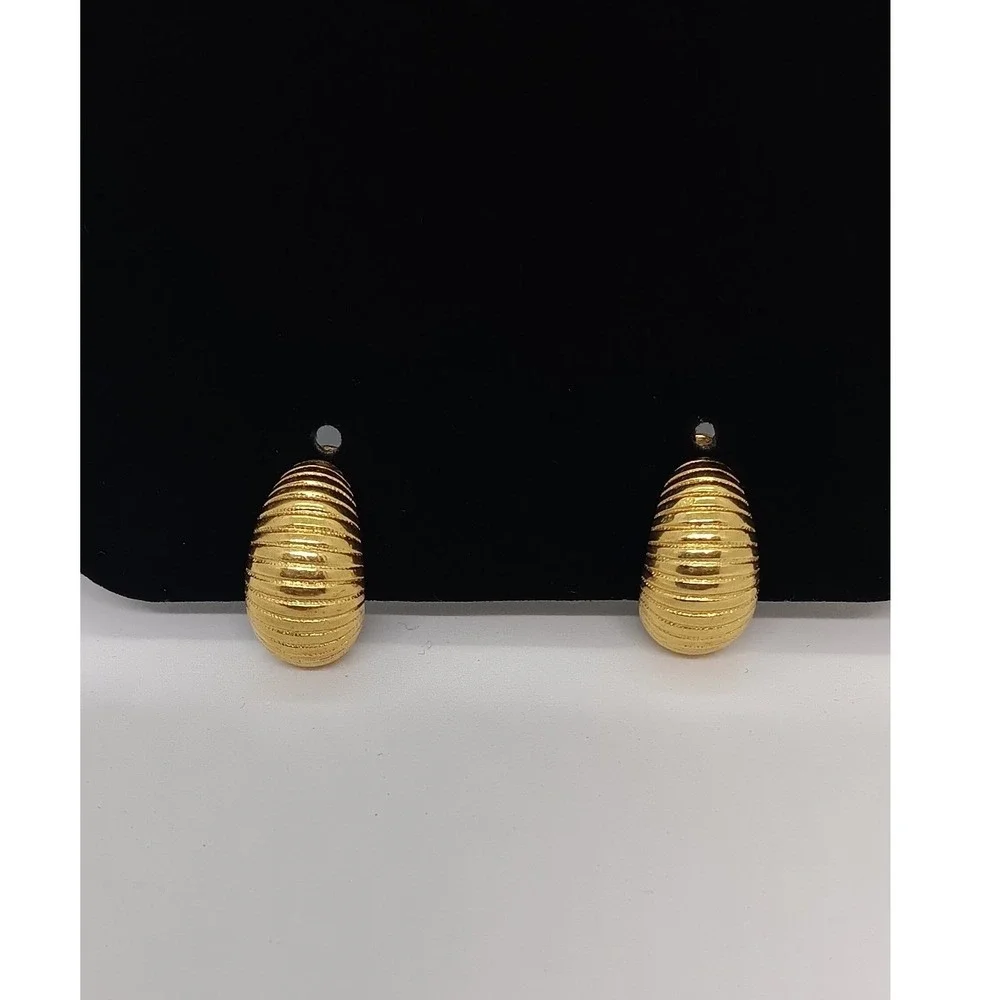 Monet Vintage Gold Tone Grooved Ribbed Round Clip On Earrings #14